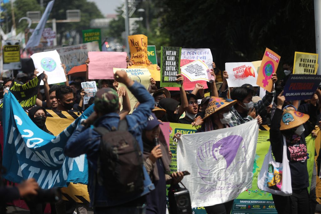 Ratusan anak muda dari enam provinsi se-Jawa mengikuti pawai "Youth20ccupy : Voice of The Future" di Jalan Gatot Subroto menuju kantor Kementerian Lingkungan Hidup (KLH), Jakarta, Kamis (21/7/2022).