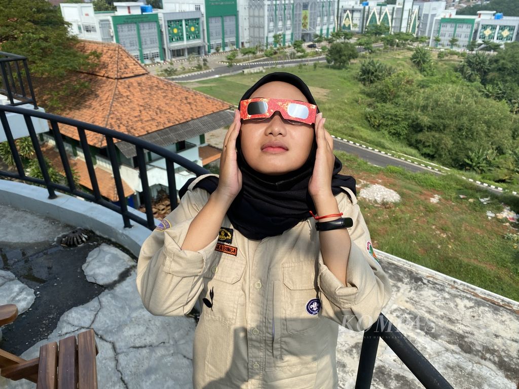 Warga antusias menyaksikan gerhana matahari di Planetarium dan Observatorium UIN Walisongo, Semarang, Jawa Tengah, Kamis (20/4/2023). Dari Kota Semarang, gerhana matahari yang terlihat merupakan gerhana matahari parsial dengan magnitudo 49. Puncak gerhana teramati pada pukul 10.52 WIB. 