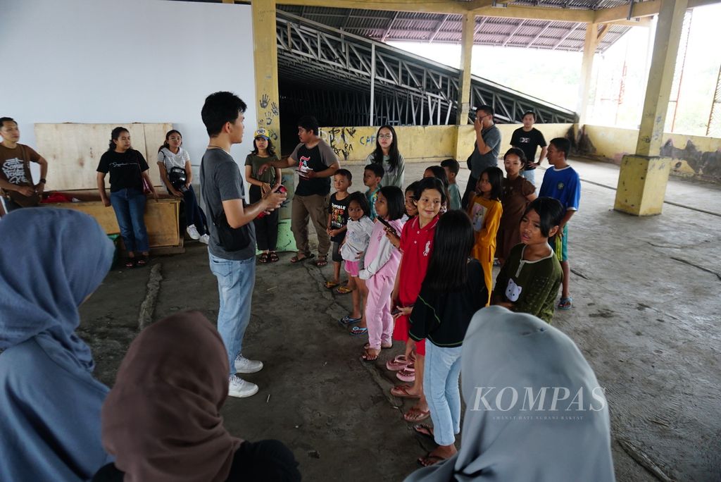 Anak-anak pedagang Pasar Bersehati Manado, Sulawesi Utara, berbaris sebelum mengikuti kelas informal mingguan yang diselenggarakan Komunitas Dinding Manado di lantai 3 gedung utama pasar, Sabtu (11/11/2023). 