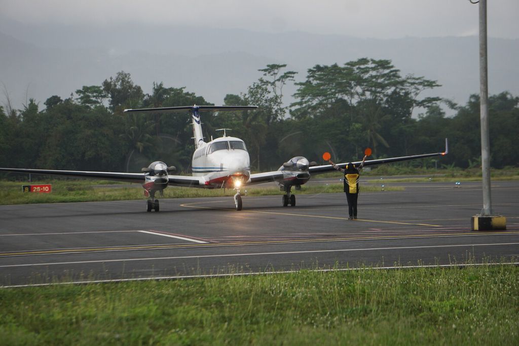 Pesawat yang membawa rombongan Menteri Perhubungan Budi Karya Sumadi mendarat di Bandara Jenderal Besar Soedirman, Purbalingga, Jawa Tengah, Jumat (30/9/2022).