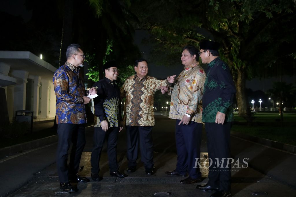 Ketua umum partai politik yang tergabung dalam koalisi pendukung pemerintahan Jokowi-Ma'ruf Amin, yaitu Zulkifli Hasan (PAN), Muhaimin Iskandar (PKB), Prabowo Subianto (Gerindra), Airlangga Hartarto (Golkar), dan Mardiono (PPP) berbincang di Kompleks Istana Kepresidenan Jakarta, Selasa (2/5/2023) malam.
