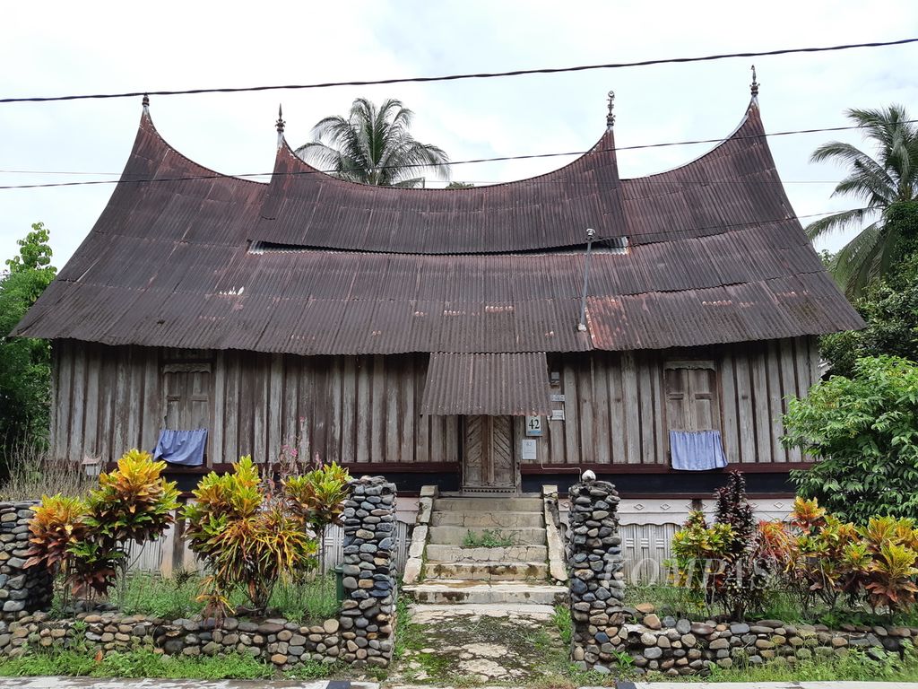 Salah satu rumah gadang di Kampung Adat Nagari Sijunjung, Kabupaten Sijunjung, Sumatera Barat, Senin (18/12/2023). Kampung adat ini ditetapkan sebagai kampung percontohan pemilu oleh Bawaslu. 