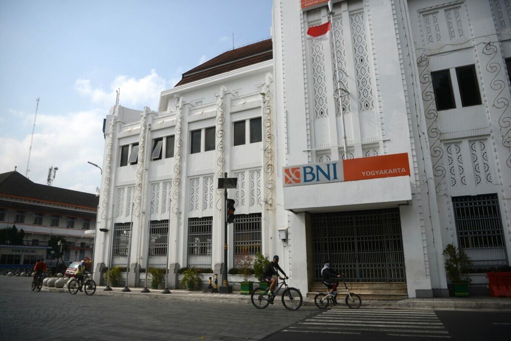 Kendaraan melintas di depan kantor Bank BNI yang ditutup di Titik Nol, Yogyakarta, Jumat (11/9/2020). Sejumlah kantor Bank BNI di Yogyakarta ditutup sementara setelah sejumlah karyawannya terjangkit virus Covid-19.