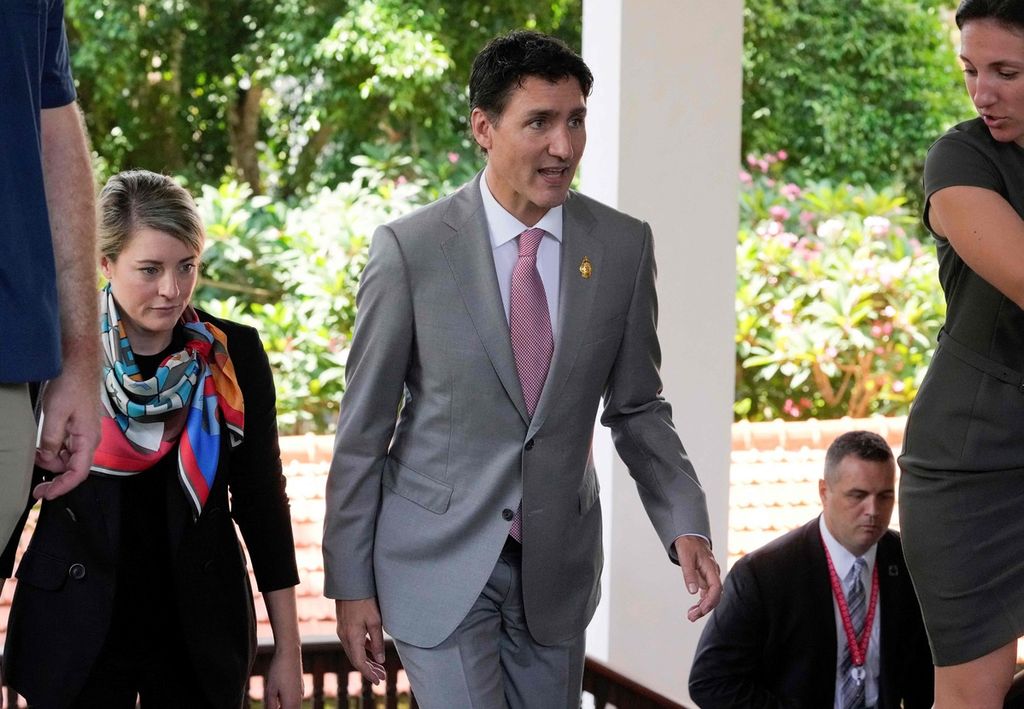 Perdana Menteri Kanada Justin Trudeau berjalan seusai menghadiri pertemuan darurat guna membahas serangan rudal di wilayah Kanada di sela KTT G20 di Nusa Dua, Bali, Rabu (16/11/2022). 