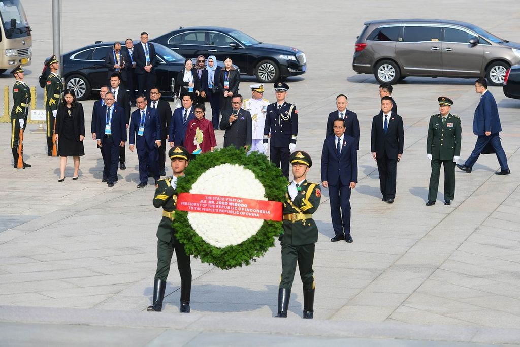 Presiden Joko Widodo meletakkan karangan bunga di Monumen Pahlawan Rakyat, Lapangan Tiananmen, di Beijing, Republik Rakyat China, Selasa (17/8/2023). 