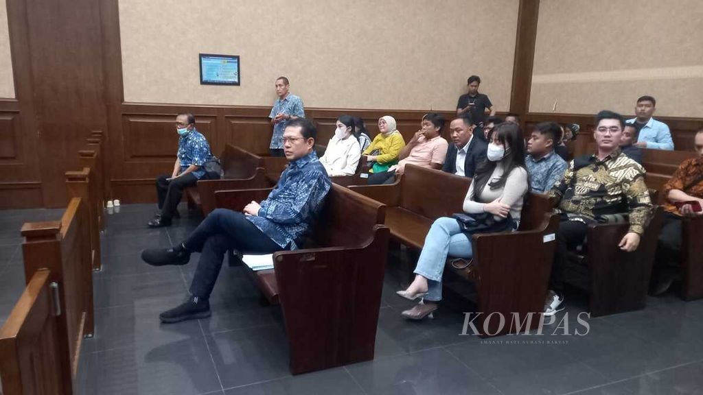 Terdakwa Sekretaris Mahkamah Agung nonaktif Hasbi Hasan (depan kiri) dan mantan Komisaris Independen PT Wika Beton Dadan Tri Yudianto (duduk di sebelah kiri bangku urutan ketiga) hadir dalam persidangan kasus dugaan korupsi di Mahkamah Agung, Selasa (19/12/2023) di Pengadilan Tindak Pidana Korupsi Jakarta. 