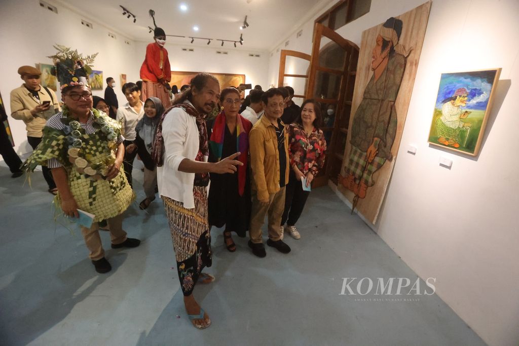 Pelukis Nasirun (kedua dari kiri) menjelaskan lukisan karyanya kepada Mantan Menteri Perikanan dan Kelautan Susi Pudjiastuti (ketiga dari kiri) dalam pameran lukisan yang digelar dalam rangka ulang tahun wartawan senior Sindhunata (kiri) di Omah Petroek, Desa Hargobinangun, Pakem, Sleman, DI Yogyakarta, Minggu (15/5/2022). Ulang tahun ke-70 wartawan senior Sindhunata diperingati secara meriah dengan dihadiri tokoh dari pelbagai kalangan serta warga setempat.