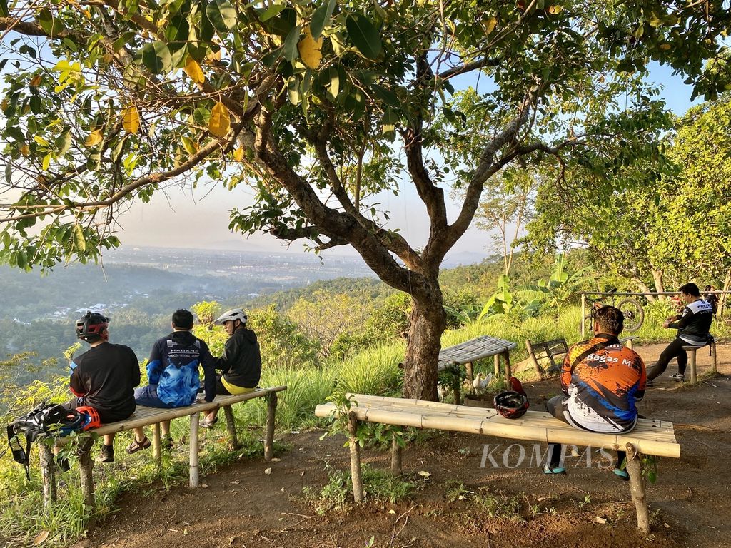 Beristirahat sejenak seusai bersepeda di Bukit Cacing di Desa Taman Sari, Kecamatan Gunung Sari, Lombok Barat, Nusa Tenggara Barat, NTB, Sabtu (7/8/2021).