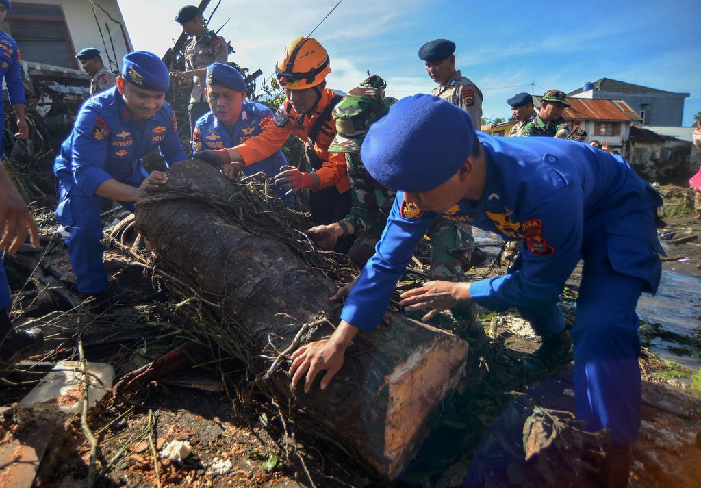 Tim SAR gabungan melakukan pencarian korban banjir bandang di Jorong Galuang, Nagari Sungai Pua, Agam, Sumatera Barat, Senin (13/5/2024). 