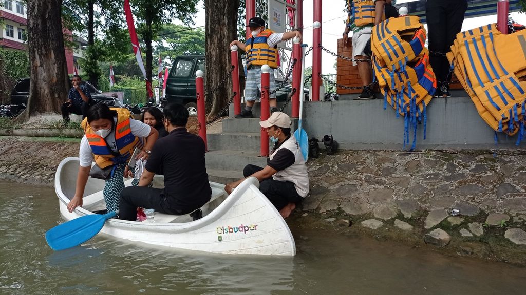 Warga wajib mengenakan pelampung demi keselamatan wisata kano di Kali Sipon, Kota Tangerang, Banten, Sabtu (20/8/2022). Saluran irigasi ini sedalam kurang dari 1 meter dengan sedimen lumpur.