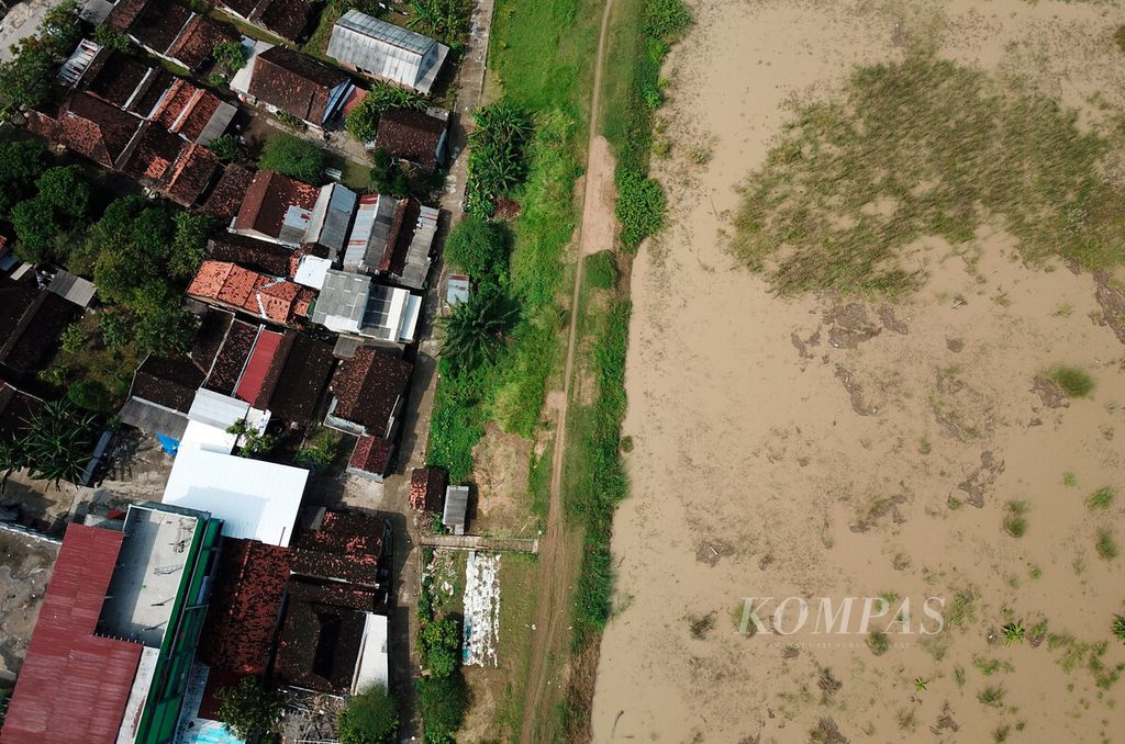 Residential areas located below the embankment were affected when the Tuntang River overflowed in Gubug District, Grobogan Regency, Central Java on Wednesday (29/3/2023). Heavy rain with high intensity in the upstream area caused flooding in several areas. Some river levees are also vulnerable to collapsing, which could potentially cause flooding in residential areas.