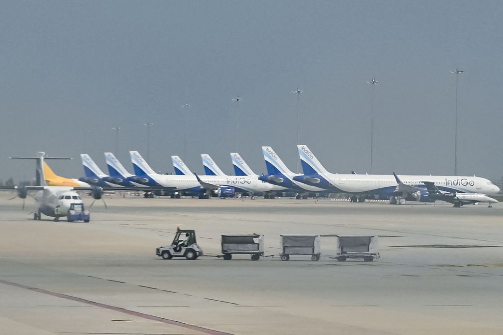 Pesawat milik maskapai penerbangan Indigo parkir di tarmak Bandara Internasional Kempegowda, Bengaluru, India, 1 Juni 2024. 