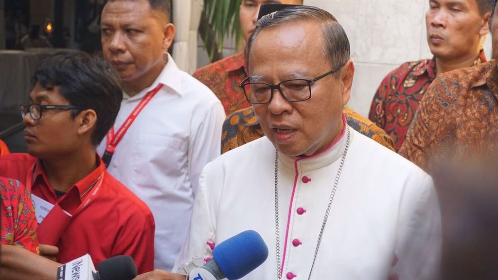 Uskup Agung Jakarta Mgr Ignatius Suharyo saat menyampaikan pesan Natal, di Gereja Katedral, Jakarta Pusat, Minggu (24/12).
