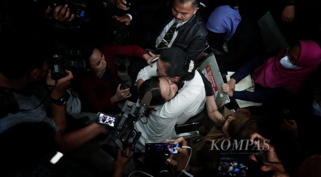 Ibu dari almarhum Brigadir Nofriansyah Yosua Hutabarat, Rosti Simanjuntak (kanan), dipeluk kerabatnya seusai pembacaan vonis mati terhadap terdakwa Ferdy Sambo di Pengadilan Negeri Jakarta Selatan, Jakarta, Senin (13/2/2023). Ferdy Sambo diganjar vonis mati atas pembunuhan Brigadir Yosua Hutabarat. Sebelumnya Ferdy Sambo dituntut hukuman seumur hidup. 