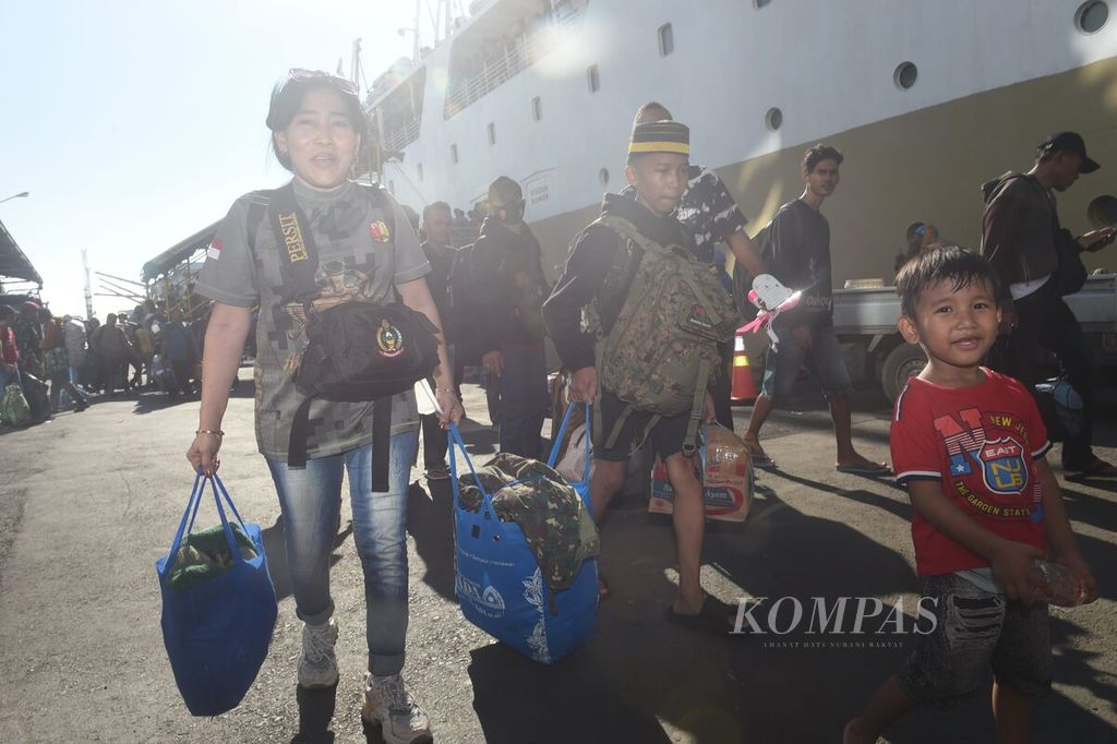 Satu keluarga pemudik dengan KM Gunung Dempo dari Makassar tiba di Pelabuhan Tanjung Perak, Surabaya, Sabtu (30/3/2024). KM Gunung Dempo turun dengan membawa 2.300 penumpang yang naik dari berbagai pelabuhan di Indonesia timur. 