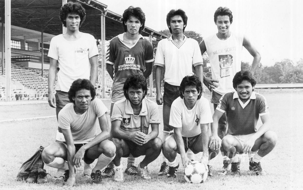 Para <i>top scorer </i>nasional bergambar setelah digenjot dengan latihan fisik di Stadion Madya Senayan, Kamis (3/3/1983). Berdiri dari kiri, Syamsul Arifin (Niac Mitra Surabaya), Ricky Yakob (Arseto), Dede Sulaiman, dan Hadi Ismanto (Indonesia Muda). Jongkok arah yang sama, Karman Kamaluddin (Makassar Utama Ujungpandang), Arief Hidayat (Arseto), Siswanto (Perkesa 78 Sidoarjo), dan Joko Malis (Niac Mitra).