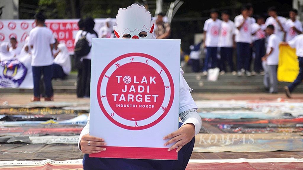 Pelajar berpartisipasi dalam aksi #TolakJadiTarget iklan rokok di Kawasan Silang Monas, Jakarta, Sabtu (25/2/2017). Aksi yang diikuti ratusan pelajar dari 20 sekolah tersebut sebagai bentuk penolakan untuk dijadikan target pemasaran iklan rokok dan dan kecaman terhadap maraknya iklan rokok di sekitar sekolah.