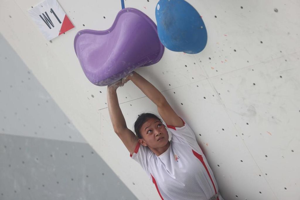 Pemanjat Indonesia, Sukma Lintang Cahyani, melakoni perlombaan nomor boulder pada babak final IFSC Climbing Asian Qualifier 2023, di Lot 11 Gelora Bung Karno, Senayan, Jakarta, Sabtu (11/11/2023).
