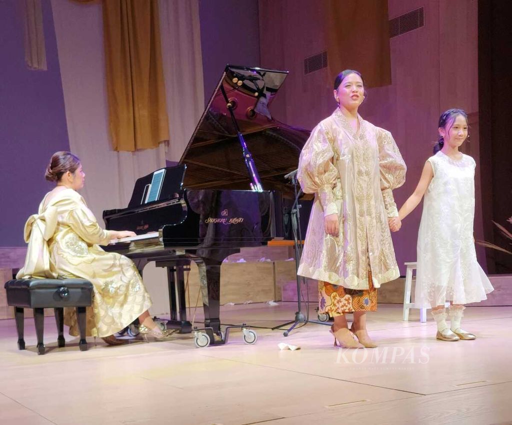 Soprano Jessica Januar and pianist Edith Widayani perform at the Kartini Concert at the Kertanegara Recital Hall, Sunday (21/4/2024) evening.