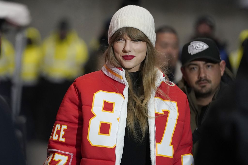 Penyanyi Amerika Serikat, Taylor Swift, menjelang salah satu pertandingan olahraga di Kansas, AS, pada Sabtu (13/1/2024). Sepekan setelah itu, ia menjadi korban penyalahgunaan kecerdasan buatan yang dipakai untuk membuat citra rekayasa dirinya.