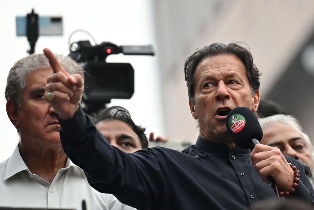 Mantan Perdana Menteri Pakistan Imran Khan berpidato di hadapan pendukungnya dalam pawai antipemerintah yang bergerak menuju Islamabad di Gujranwala, Pakistan, Selasa (1/11/2022).