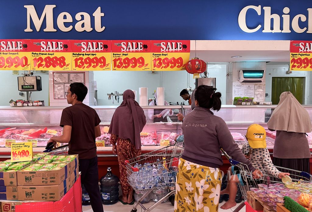 Pengunjung berbelanja di sebuah pusat perbelanjaan ritel di kawasan Karang Tengah, Kota Tangerang, Banten, Kamis (8/2/2024). Konsumsi masyarakat sepanjang tahun 2023 melambat cukup signifikan. Menurut data Badan Pusat Statistik, konsumsi rumah tangga pada triwulan IV tahun 2023 hanya tumbuh 4,47 persen secara tahunan, turun dari triwulan III-2023 yang tumbuh 5,06 persen secara tahunan. 