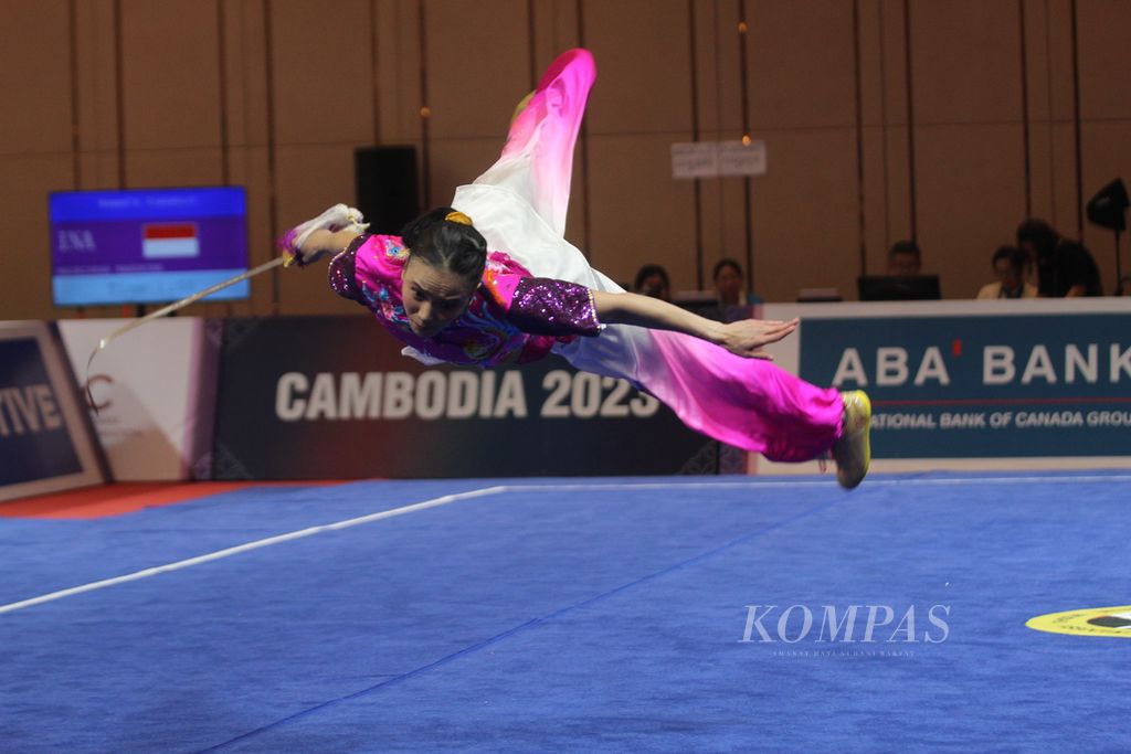 Salah satu atlet taolu Indonesia, Nandhira Mauriskha menunjukkan gerakannya dalam pertandingan wushu taolu di Chroy Changvar Hall A Phnom Penh, Kamboja, Kamis (11/5/2023). Nandhira gagal bawa medali dalam pertandingan tersebut.