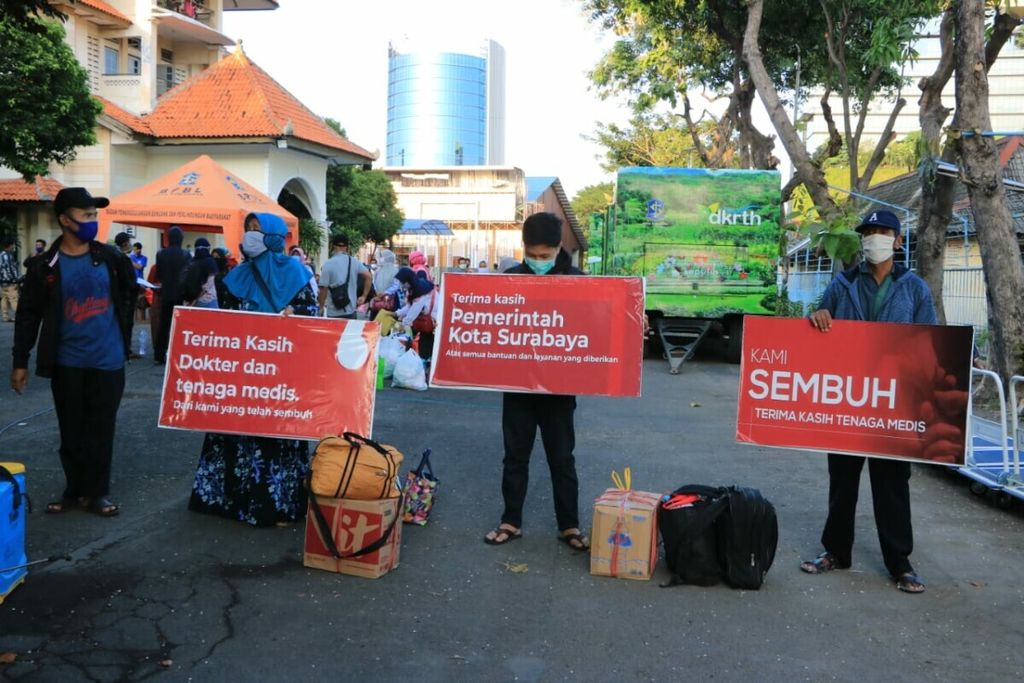 Penyintas Covid-19 yang telah menjalani isolasi terpusat di Hotel Asrama Haji Sukolilo, Surabaya, Jawa Timur. Asrama Haji Sukolilo disewa oleh Pemerintah Kota Surabaya sebagai salah satu fasilitas isolasi terpusat pasien Covid-19 dari Surabaya.
