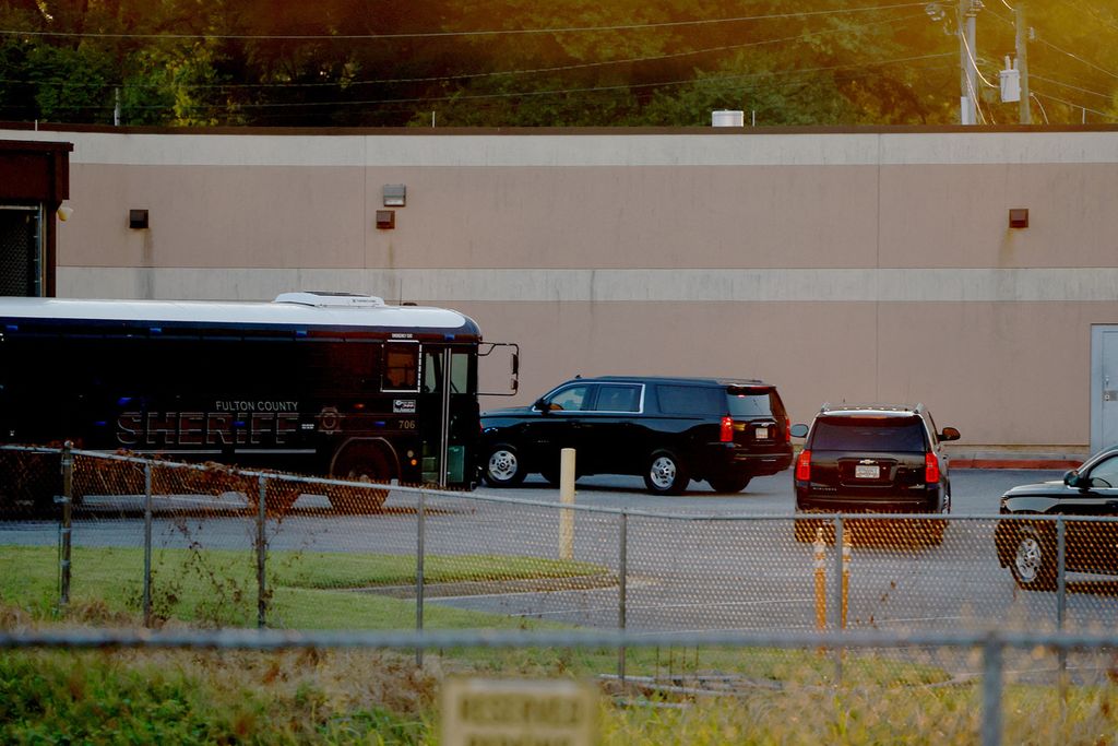 Iring-iringan kendaraan yang membawa mantan Presiden Amerika Serika Donald Trump tiba di Penjara Fulton County, Atlanta, Georgia, AS, Kamis (24/8/2023) petang waktu setempat. 
