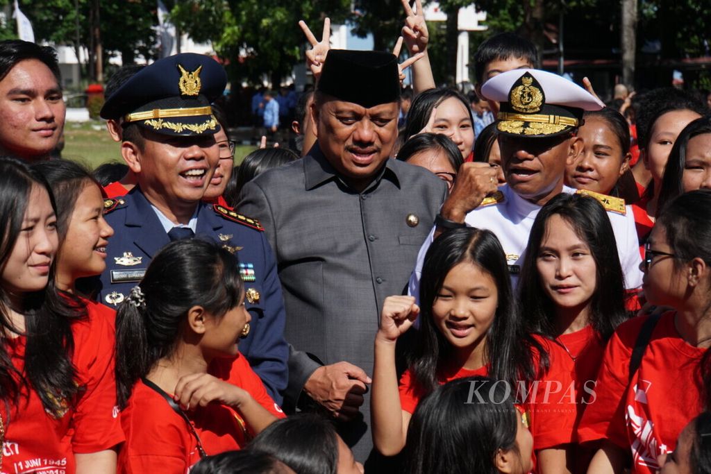 Gubernur Sulut Olly Dondokambey berfoto bersama para siswa SMA dari berbagai sekolah di Manado selepas upacara Hari Kelahiran Pancasila, Sabtu (1/6/2019), di Kantor Gubernur Sulut.