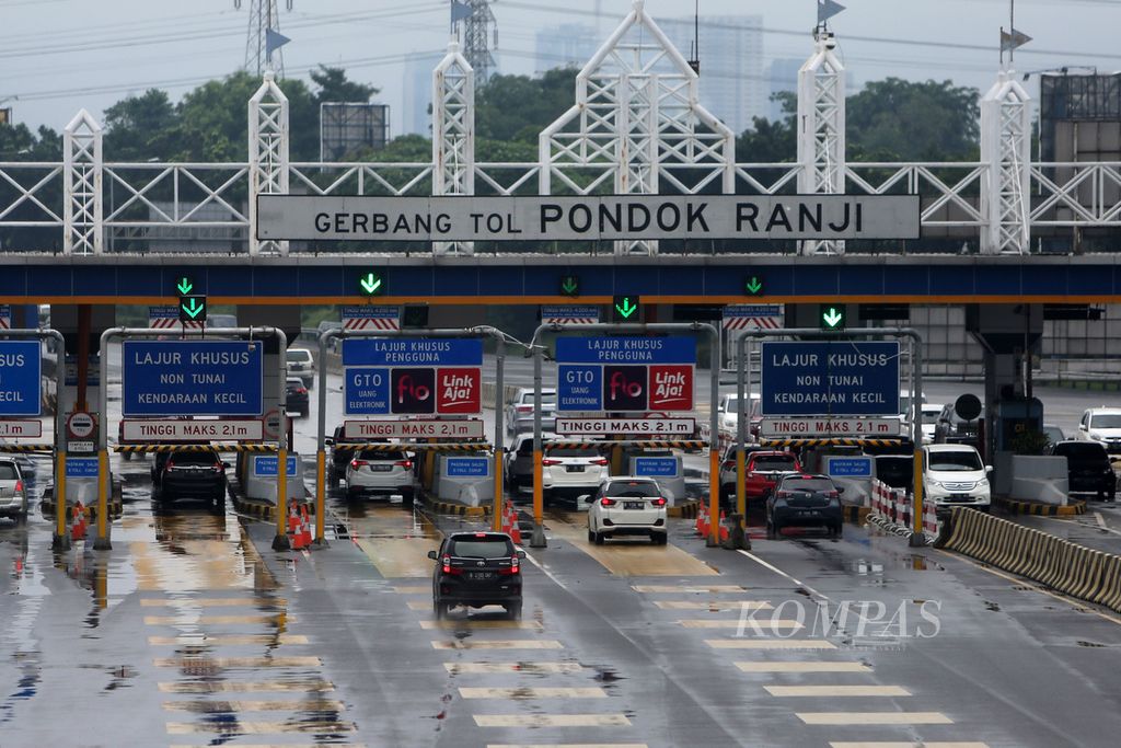 Kendaraan melakukan pembayaran di Pintu Tol Pondok Ranji, Tangerang Selatan, Minggu (2/2/2020). Pemerintah akan menerapkan sistem transaksi pembayaran nontunai nirsentuh di gerbang tol atau <i>multi lane free flow</i> (MLFF) berbasis teknologi <i>global navigation satellite system</i>.