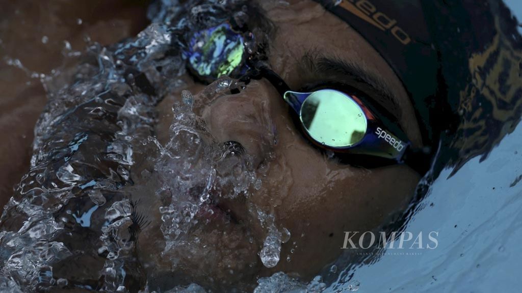 Perenang putra Indonesia, Gagarin Nathaniel Yus, berlatih dalam program pelatihan nasional di kolam renang Gelanggang Mahasiswa Sumantri Brodjonegoro, Kuningan, Jakarta, Rabu (15/2/2017).