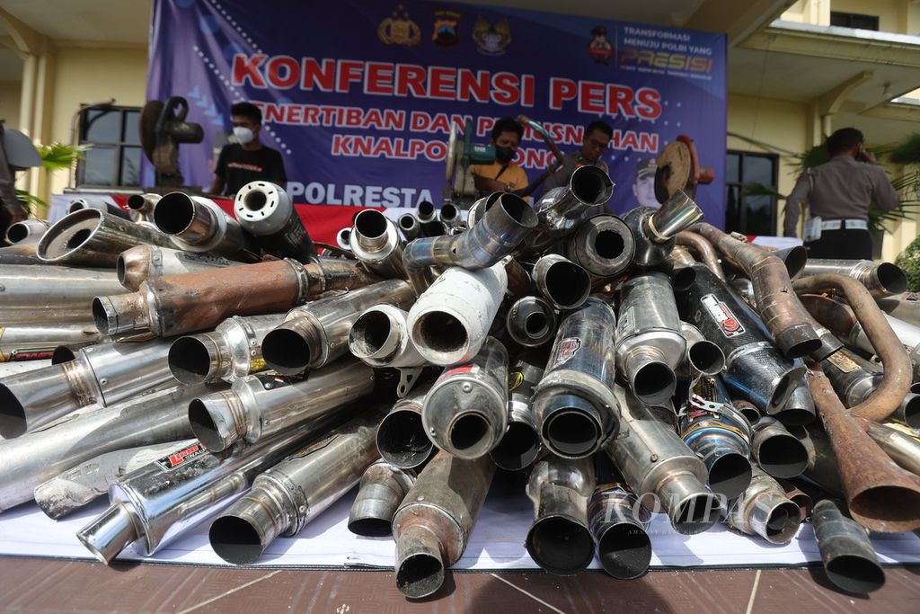Ratusan knalpot sepeda motor yang tidak standar alias knalpot ”brong” yang disita Kepolisian Resor Kota Magelang, Jawa Tengah, Jumat (12/1/2024). 