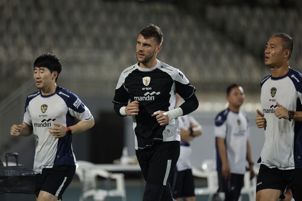 Maarten Paes, kiper Indonesia, menjalani latihan perdana di Stadion Mini Kota Olahraga Raja Abdullah, Jeddah, Arab Saudi, Senin (2/9/2024).