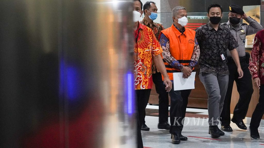  Supreme Court Justice Sudrajad Dimyati wearing an orange vest is taken to a prisoner's car after undergoing an examination at the Corruption Eradication Commission (KPK), Jakarta, Friday (23/9/2022).