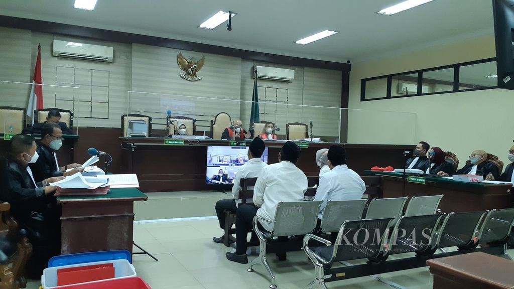 Kepala Desa Suko Rochayati beserta Kepala Dusun Suko Rofik Kadus Legok Rahmat, dan Kadus Ketapang Adnan saat sidang perkara korupsi program sertifikasi gratis tahun 2021 di Tipikor Surabaya, Senin (29/8/2022).