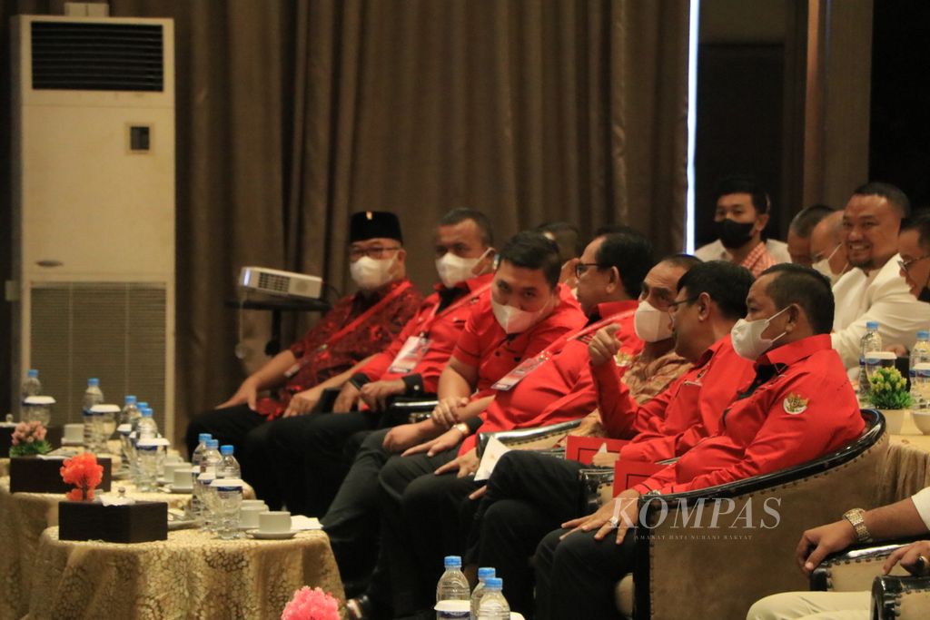 Gubernur Sumatera Utara Edy Rahmayadi (ketiga dari kanan) berbincang dengan Ketua DPP PDI-P Djarot Saiful Hidayat dan Ketua DPD PDI-P Sumut Rapidin Simbolon (kanan) saat Rapat Koordinasi Pemenangan PDI-P Sumut, di Medan, Jumat (26/8/2022). 
