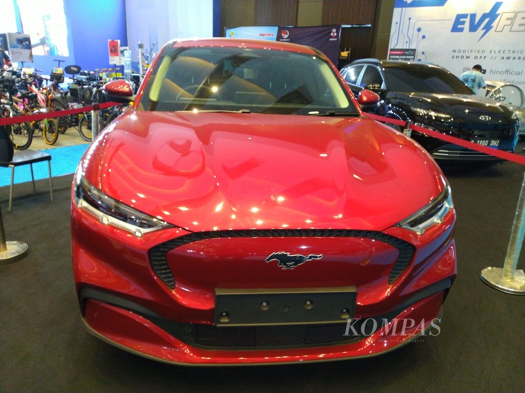 Sosok mobil Ford Mustang Mach-E di pameran PEVS 2022 di JIExpo Kemayoran, Jumat (29/07/2022). 