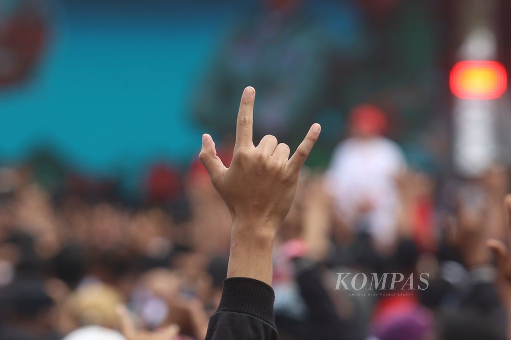 Salam metal oleh simpatisan pasangan calon presiden-calon wakil presiden nomor urut, 3 Ganjar Pranowo-Mahfud MD, saat kampanye akbar di Benteng Vastenburg, Surakarta, Jawa Tengah, Sabtu (10/2/2024). 
