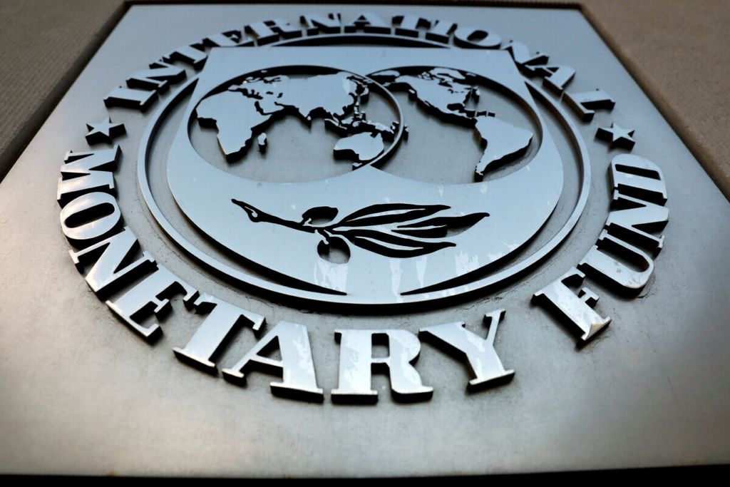 Logo Dana Moneter Internasional (IMF) terlihat di luar gedung kantor pusat di Washington, AS, 4 September 2018.