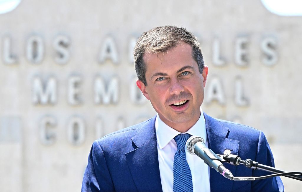 Menteri Transportasi AS Pete Buttigieg berbicara dalam konferensi pers pada 18 Juli 2024 di depan Los Angeles Memorial Coliseum, AS. 