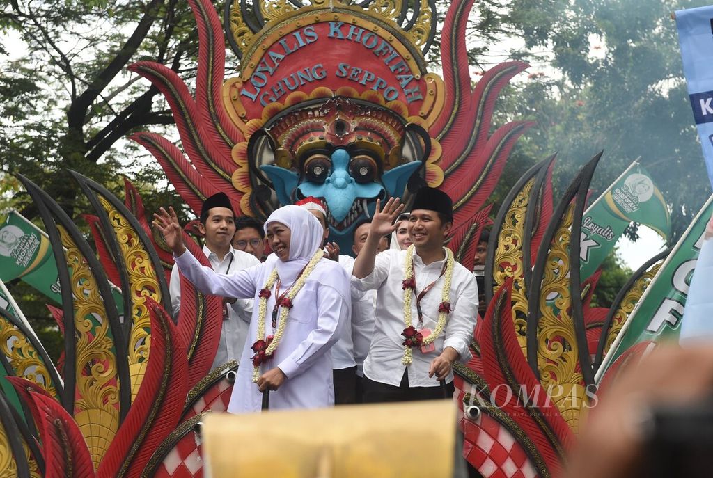 Dengan menaiki kendaraan berhiaskan seni tradisi Madura Ul Daul, Khofifah Indar Parawansa dan Emil Elestianto Dardak menuju Kantor KPU Jatim di Surabaya, Jawa Timur, Rabu (28/8/2024). 