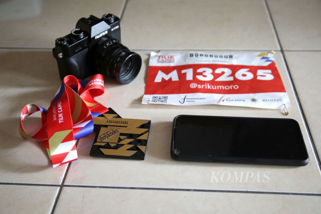 Perlengkapan liputan, BIB lari, dan medali penamat Borobudur Marathon 2022 Powered by Bank Jateng di Magelang, Jawa Tengah.