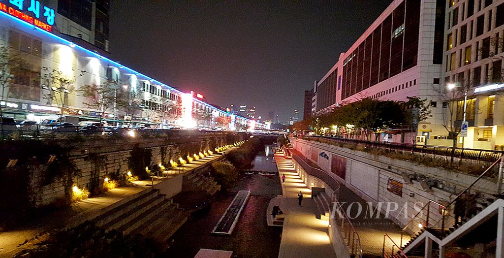 Salah satu sisi aliran anak sungai hasil revitalisasi menjadi nyaman, bersih, dan menjadi ikon kota Seoul, Korea Selatan, difoto pada 7 Oktober 2015. 