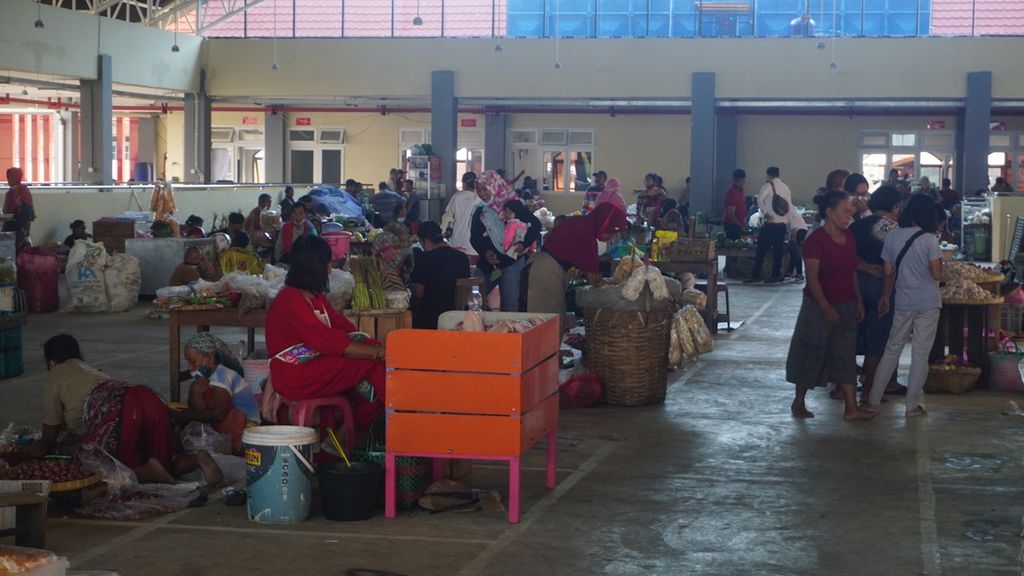 Suasana jual beli yang berlangsung di Pasar Legi, Kota Surakarta, Jawa Tengah, Kamis (20/1/2022). Pasar tersebut dibangun kembali akibat kebakaran pada 2018. Pasar itu diresmikan oleh Ketua DPR Puan Maharani, Kamis ini.