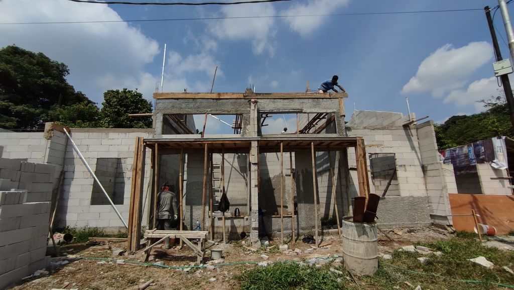 Pekerja menyelesaikan pembangunan hunian rumah tapak baru di kawasan Pengasinan, Bogor, Jawa Barat, Selasa (1/2/2022). Pasar properti residensial diprediksi akan terus bergerak tahun 2022. Minat investasi diperkirakan tumbuh dengan dominasi hunian tapak. 