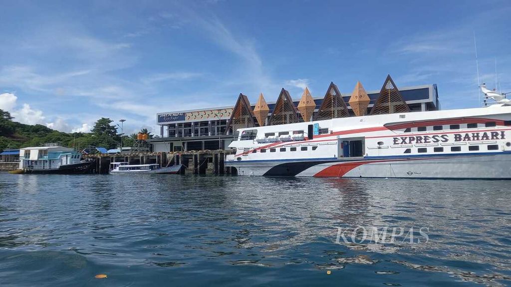 Kapal Express Bahari sedang bersandar di Pelabuhan Waisai, Raja Ampat, Papua Barat Daya, Minggu (7/7/2024). Komisi Pemberantasan Korupsi membantu menyelesaikan persoalan dualisme pengelolaan Pelabuhan Waisai yang dikelola oleh Kementerian Perhubungan dan pemerintah daerah. 