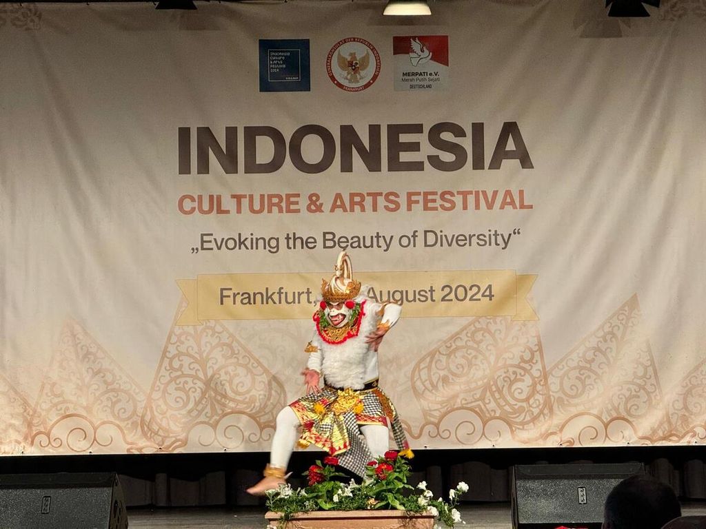 Penari dengan kostum Anoman tengah membawakan tarian Anoman Duta pada pembukaan Indonesia Culture and Arts Festival (ICAF) 2024 yang berlangsung di Titus Forum, Norwestzentrum, Frankfurt, Jerman, Jumat (9/8/2024).