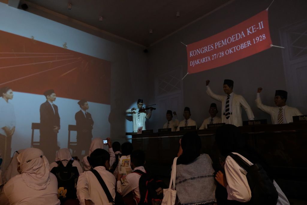 A number of students from Pulogebang 01 State Elementary School watch the documentary film screening of the 2nd Youth Congress at the Youth Pledge Museum, Jakarta, on  Friday (28/10/2022).