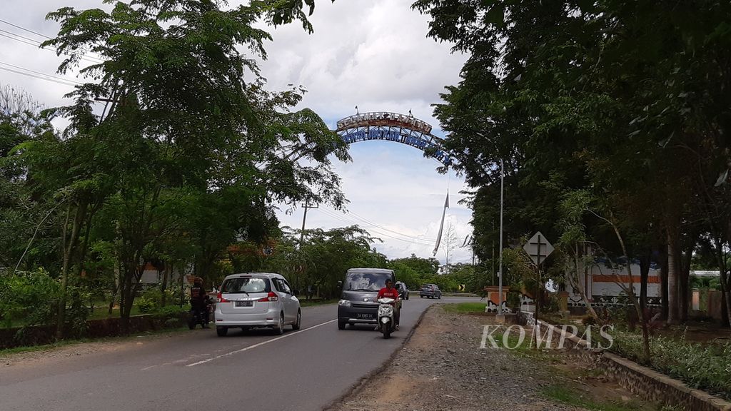 Kondisi lalu lintas di gerbang perbatasan Kabupaten Tanah Bumbu, Kalimantan Selatan, Sabtu (4/1/2020).